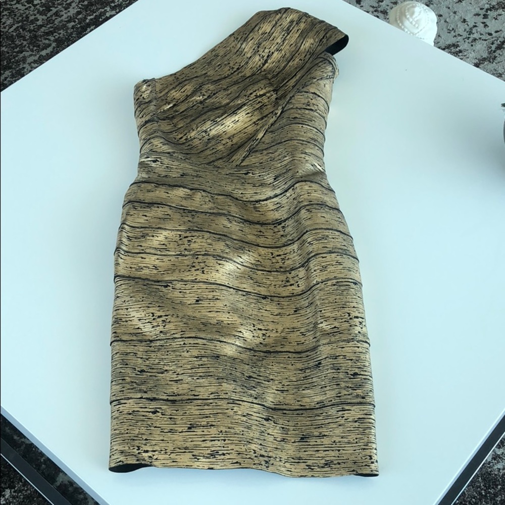 🔥Classy n sexy golden dress 🔥